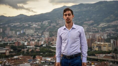 Juan Carlos Upegui -i La lucha los dinosaurios por su supervivencia, una forma de entender el conflicto político en Medellín