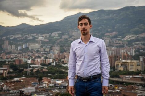 Juan Carlos Upegui -i La lucha los dinosaurios por su supervivencia, una forma de entender el conflicto político en Medellín
