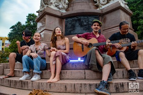 Isaac et Nora con Monsieur Periné