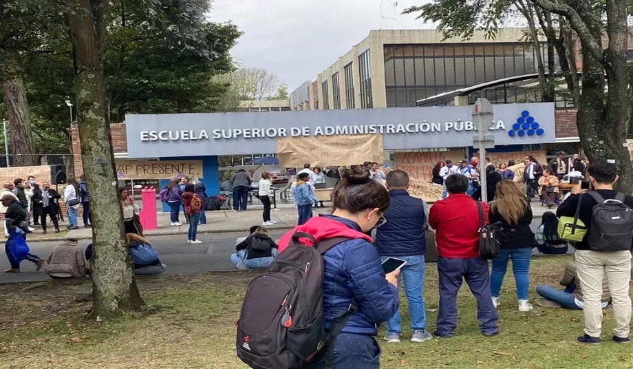 Estudiantes y comunidad universitaria de la Sede Central de la ESAP en Bogotá durante el primer día de inicio de la Asamblea General Permanente el 20 de septiembre. Cortesía Grupo Oficial de Comunicaciones Asamblea Estudiantil ESAP.