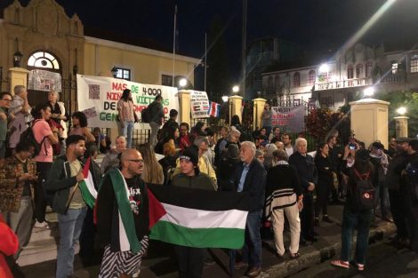 Vigilia en memoria de las víctimas palestinas en Gaza, organizada frente al Ministerio de Relaciones Exteriores Culto de Costa Rica en la tarde/noche del 2 de noviembre del 2023. Foto cortesía de la Red de Solidaridad con Palestina / Costa Rica.