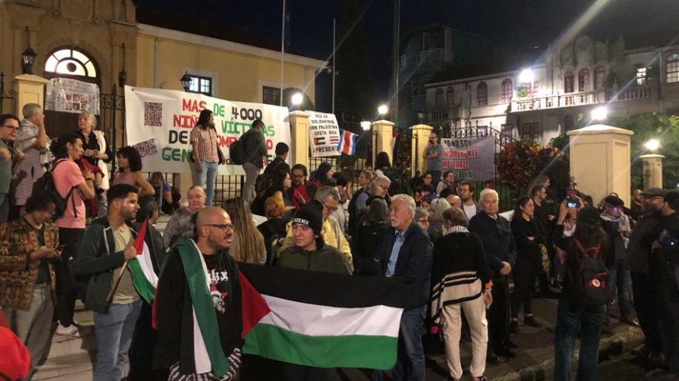 Vigilia en memoria de las víctimas palestinas en Gaza, organizada frente al Ministerio de Relaciones Exteriores Culto de Costa Rica en la tarde/noche del 2 de noviembre del 2023. Foto cortesía de la Red de Solidaridad con Palestina / Costa Rica.