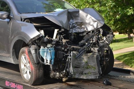 Parte delantera de un automóvil deformada tras un choque.