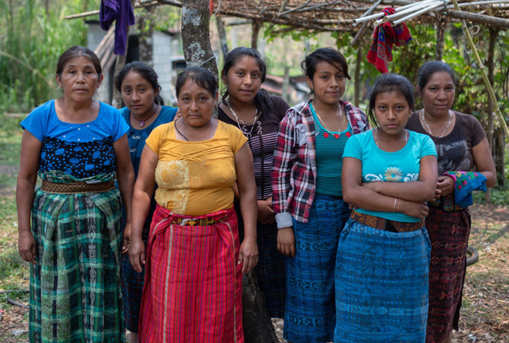 Mujeres de Yulchen Frontera, integrantes de la Resistencia Pacífica Ixquisis en contra del proyecto hidroeléctrico San Mateo en Guatemala. Imagen extraída de la nota de prensa "Defensores ambientales en Latinoamérica: rendirse no es un opción", Mongabay Latam, 31 de octubre del 2019, y reproducida en el medio digital LaMula (Perú).