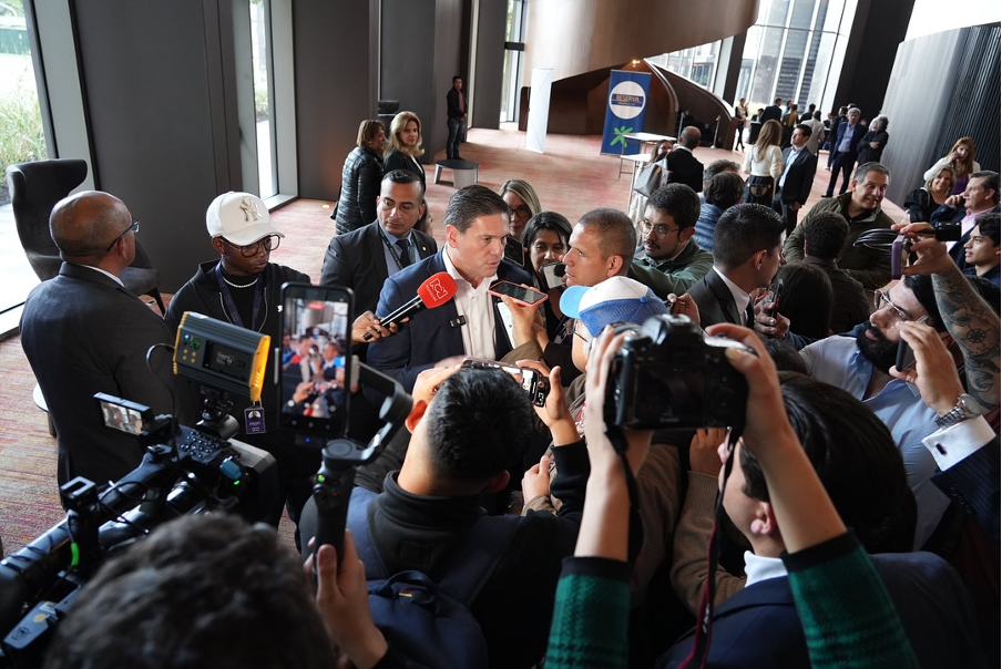 El candidato a la Presidencia de la República Juan Carlos Pinzón dando declaraciones ante los medios de comunicación. Foto: Instagram Juan Carlos Pinzón.