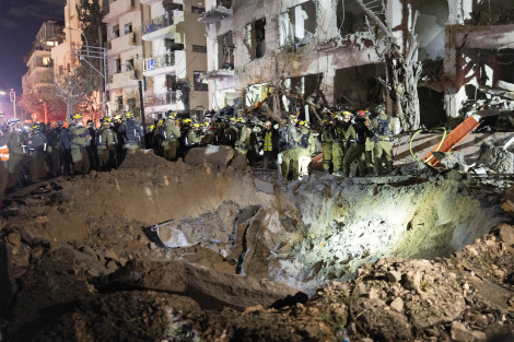 Cráter causado por un misil iraní en Tel Aviv. Foto extraía de artículo de prensa publicado en Israel por el medio digital Magazine+972 y titulado " 'Our coverage is not thruthful': How Israel is censoring reporting o the war", edición del 13 de marzo del 2026