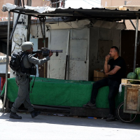 Foto de soldado israelí amenazando en Bethleem, territorio palestino ocupado, a un vendedor de frutas en el 2025, extraída de esta nota de prensa difundida en las redes sociales de AlJazeera
