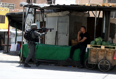 Foto de soldado israelí amenazando en Bethleem, territorio palestino ocupado, a un vendedor de frutas en el 2025, extraída de esta nota de prensa difundida en las redes sociales de AlJazeera