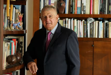 Álvaro Mutis (1923-2013). Escritor, comunicador y empresario colombiano radicado en México, quien fuera compañero de trabajo e influencia intelectual de Roberto Gil de Mares para ser escritor. Foto: Zenda