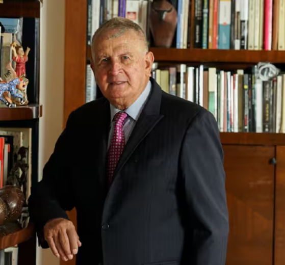 Álvaro Mutis (1923-2013). Escritor, comunicador y empresario colombiano radicado en México, quien fuera compañero de trabajo e influencia intelectual de Roberto Gil de Mares para ser escritor. Foto: Zenda