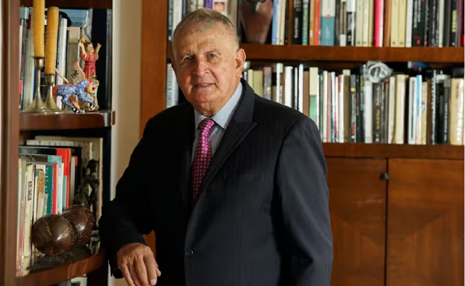Álvaro Mutis (1923-2013). Escritor, comunicador y empresario colombiano radicado en México, quien fuera compañero de trabajo e influencia intelectual de Roberto Gil de Mares para ser escritor. Foto: Zenda