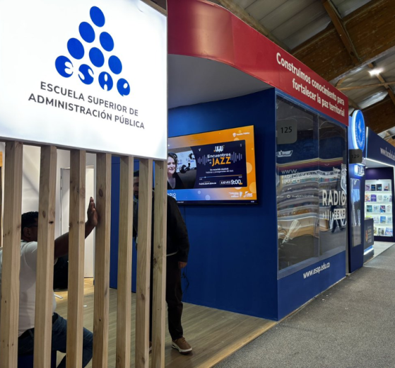 Stand institucional Escuela Superior de Administración Pública-ESAP durante la Feria Internacional del Libro de Bogotá 2026 en Corferias. Foto: Redes sociales institucionales ESAP