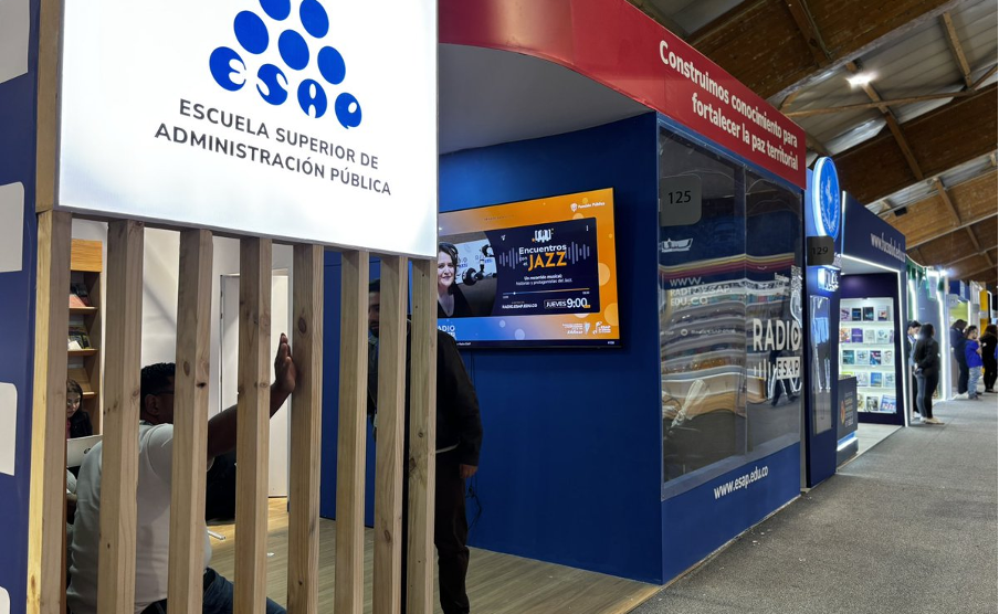 Stand institucional Escuela Superior de Administración Pública-ESAP durante la Feria Internacional del Libro de Bogotá 2026 en Corferias. Foto: Redes sociales institucionales ESAP