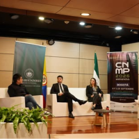  Rueda de prensa de lanzamiento de la cuarta edición del Congreso Nacional de Marketing Político 2026 en la Fundación Universitaria Los Libertadores. Entre los invitados especiales se encuentra el estratega político Arley Bilbao (izquierda, primero sentado), José Guinard, fundador de la Asociación Colombiana de Consultores Políticos-ASOCOPOL (centro, sentado)  y la Decana de Comunicación Social-Periodismo de la Fundación Universitaria Los Libertadores Dra. Jennifer Karina Sanchez (izquierda, sentada). Foto: ASOCOPOL Instagram