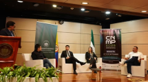  Rueda de prensa de lanzamiento de la cuarta edición del Congreso Nacional de Marketing Político 2026 en la Fundación Universitaria Los Libertadores. Entre los invitados especiales se encuentra el estratega político Arley Bilbao (izquierda, primero sentado), José Guinard, fundador de la Asociación Colombiana de Consultores Políticos-ASOCOPOL (centro, sentado)  y la Decana de Comunicación Social-Periodismo de la Fundación Universitaria Los Libertadores Dra. Jennifer Karina Sanchez (izquierda, sentada). Foto: ASOCOPOL Instagram