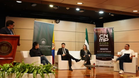  Rueda de prensa de lanzamiento de la cuarta edición del Congreso Nacional de Marketing Político 2026 en la Fundación Universitaria Los Libertadores. Entre los invitados especiales se encuentra el estratega político Arley Bilbao (izquierda, primero sentado), José Guinard, fundador de la Asociación Colombiana de Consultores Políticos-ASOCOPOL (centro, sentado)  y la Decana de Comunicación Social-Periodismo de la Fundación Universitaria Los Libertadores Dra. Jennifer Karina Sanchez (izquierda, sentada). Foto: ASOCOPOL Instagram