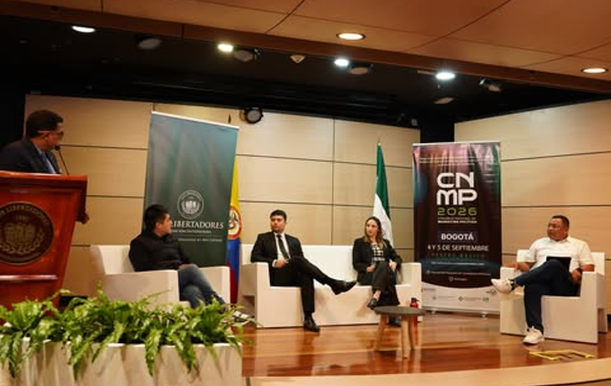  Rueda de prensa de lanzamiento de la cuarta edición del Congreso Nacional de Marketing Político 2026 en la Fundación Universitaria Los Libertadores. Entre los invitados especiales se encuentra el estratega político Arley Bilbao (izquierda, primero sentado), José Guinard, fundador de la Asociación Colombiana de Consultores Políticos-ASOCOPOL (centro, sentado)  y la Decana de Comunicación Social-Periodismo de la Fundación Universitaria Los Libertadores Dra. Jennifer Karina Sanchez (izquierda, sentada). Foto: ASOCOPOL Instagram