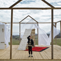 Escena de “La belleza del burro” (2025) de la directora suizo-kosovar Dea Gjinovci.  Foto: Cinencuentro.