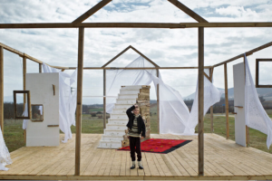 Escena de “La belleza del burro” (2025) de la directora suizo-kosovar Dea Gjinovci.  Foto: Cinencuentro.