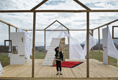 Escena de “La belleza del burro” (2025) de la directora suizo-kosovar Dea Gjinovci.  Foto: Cinencuentro.