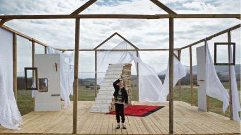 Escena de “La belleza del burro” (2025) de la directora suizo-kosovar Dea Gjinovci.  Foto: Cinencuentro.