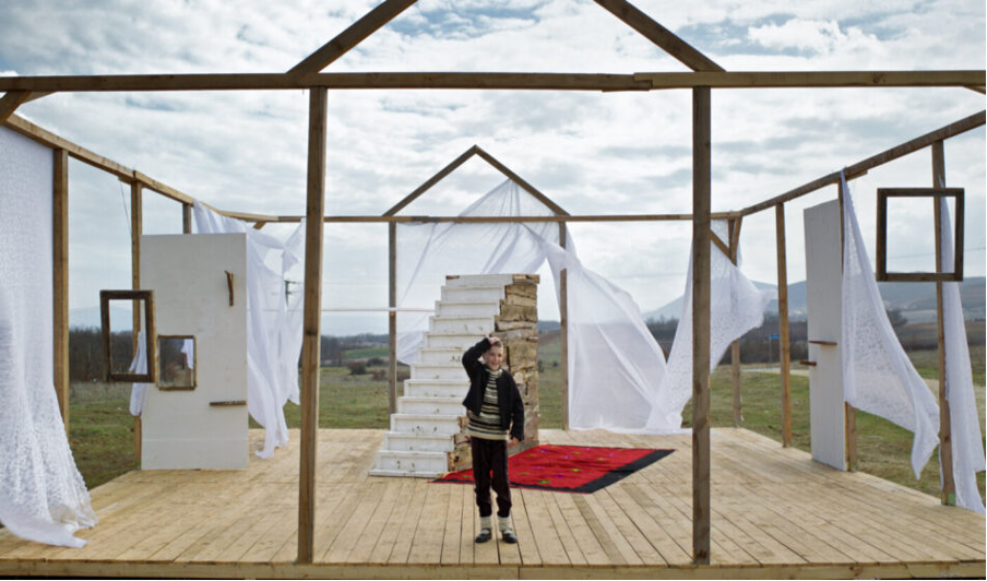 Escena de “La belleza del burro” (2025) de la directora suizo-kosovar Dea Gjinovci.  Foto: Cinencuentro.